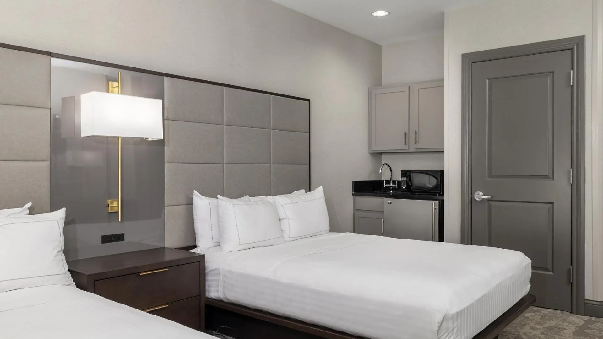 Hilton Promenade Landing 4*