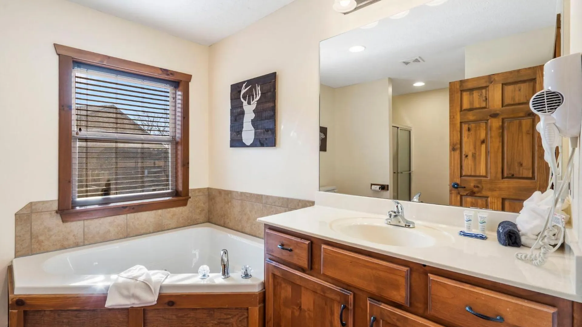 Cozy 'rustic River Lodge' Near Sdc With Pools! *