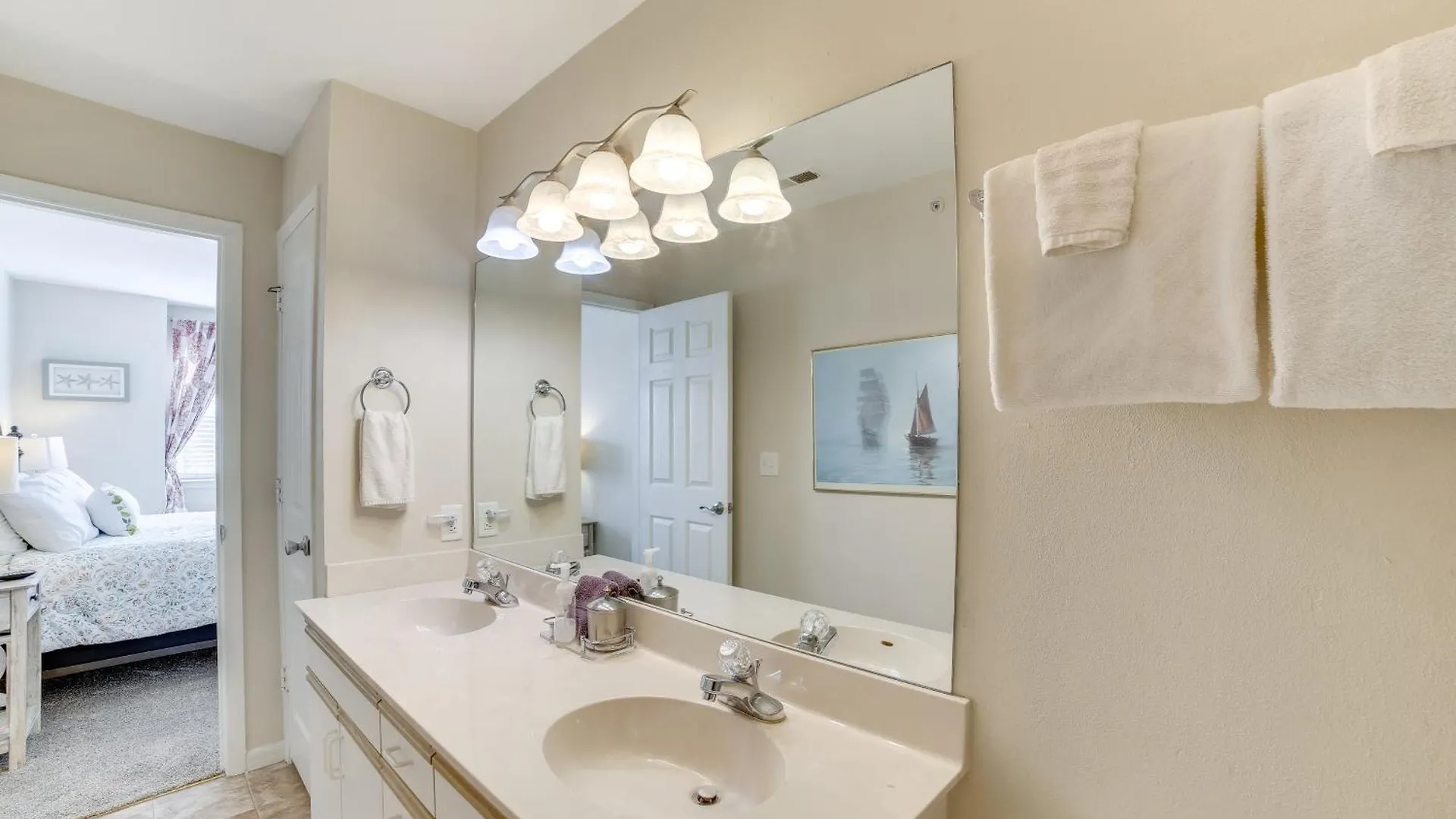 Apartment With Balcony, Near Silver Dollar City!