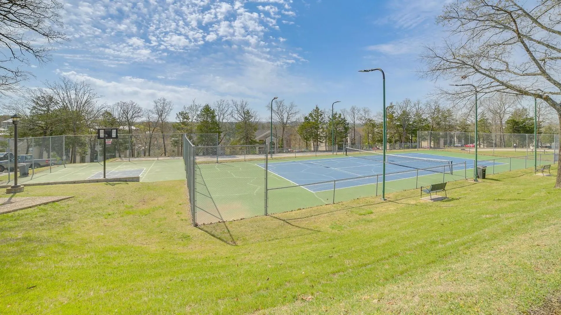 With Balcony, Near Silver Dollar City! Apartment *
