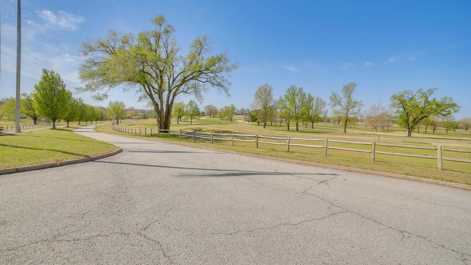 With Balcony, Near Silver Dollar City! *