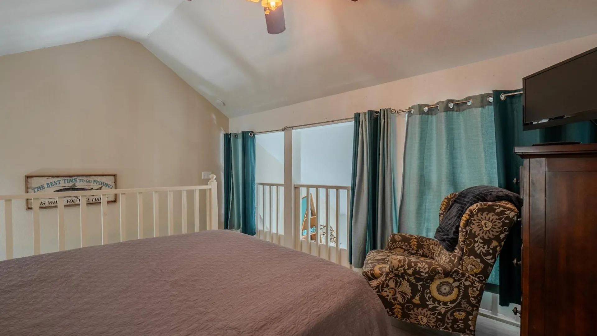2br Cozy With View - Centrally Located - Stairs Required - Free Tickets Included - Fc 44-7 *