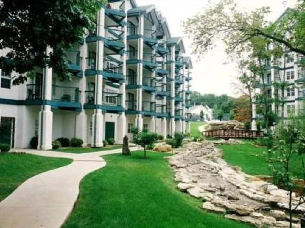Surrey's Carriage Place Брэнсон