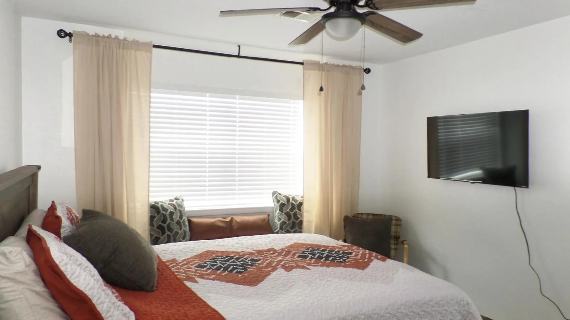 Charming At Hills - Beautifully Updated And Affordable - Family Amenities アパート *