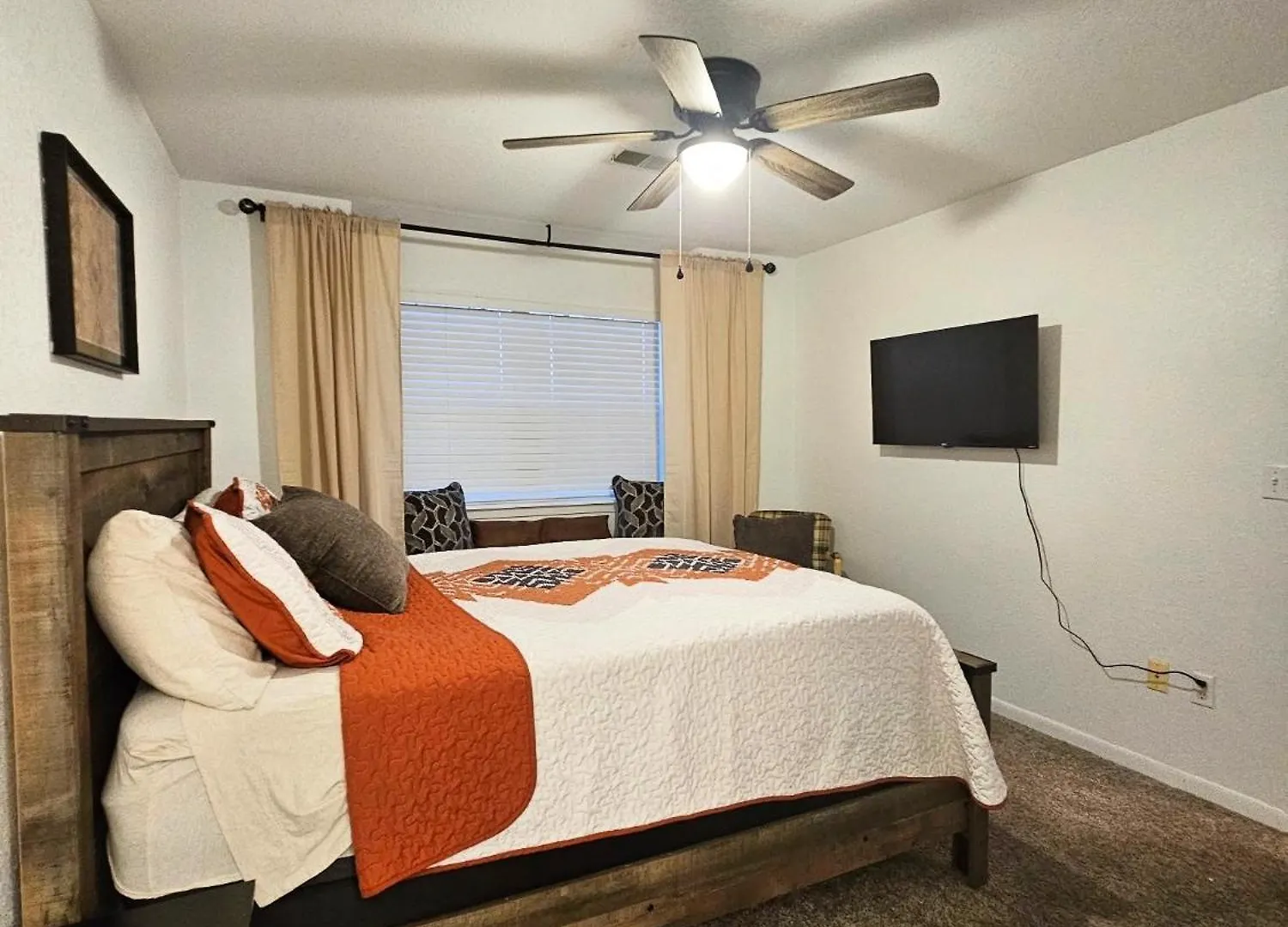 Charming At Hills - Beautifully Updated And Affordable - Family Amenities *