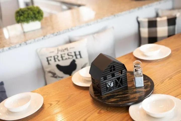 Charming At Hills - Beautifully Updated And Affordable - Family Amenities