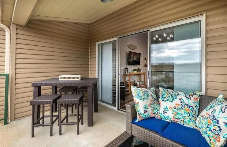 Charming At Hills - Beautifully Updated And Affordable - Family Amenities *