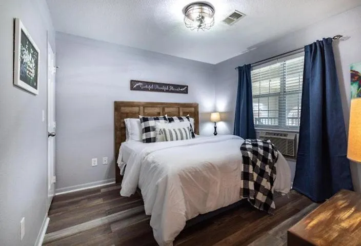 Charming At Hills - Beautifully Updated And Affordable - Family Amenities