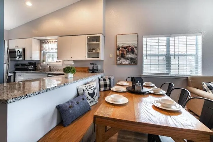 Charming At Hills - Beautifully Updated And Affordable - Family Amenities アパート *