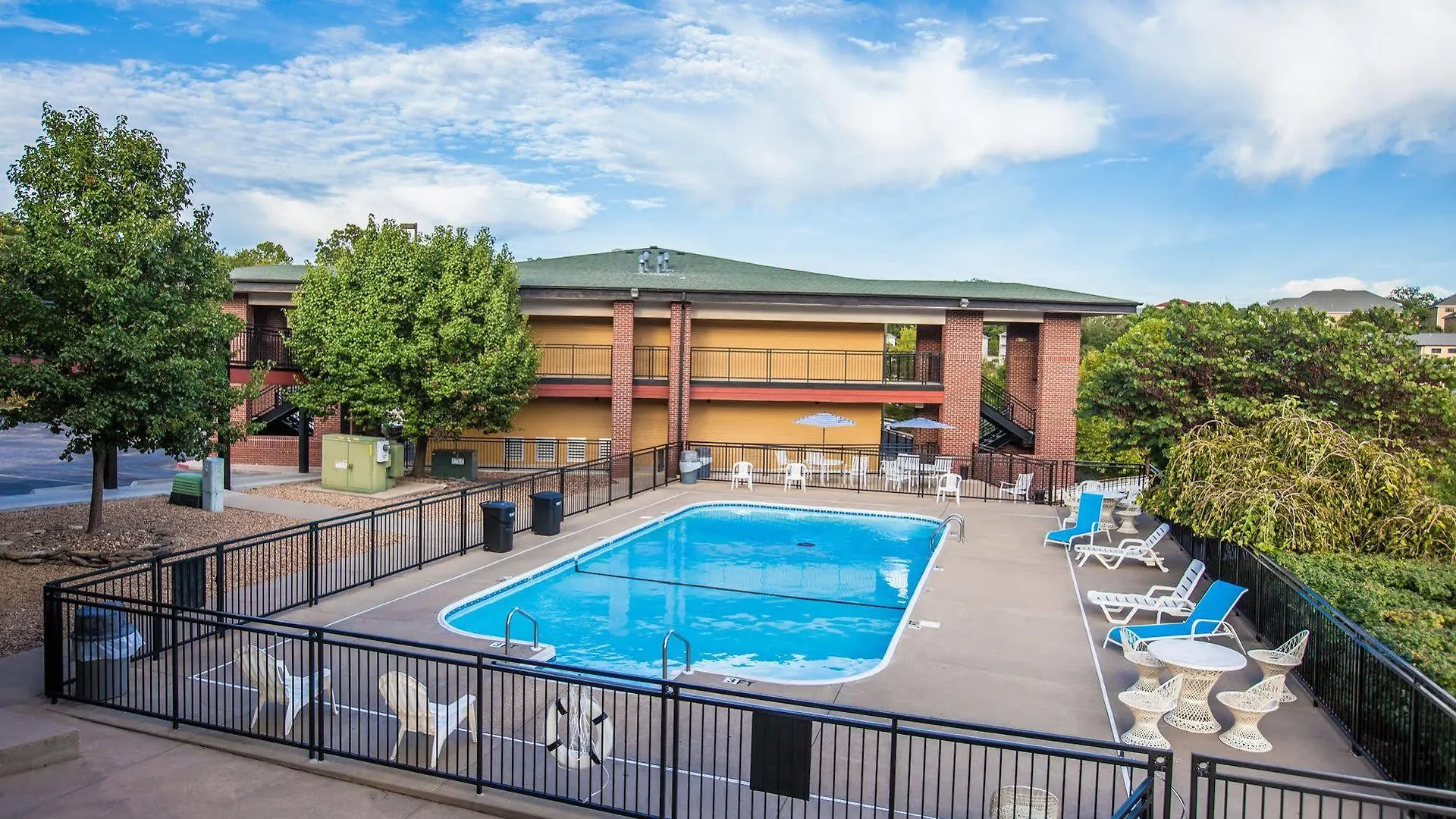 Hotel At The Falls