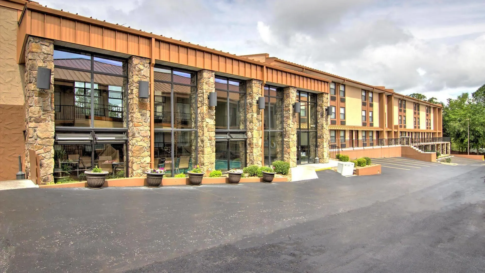 Western Center Pointe 3*