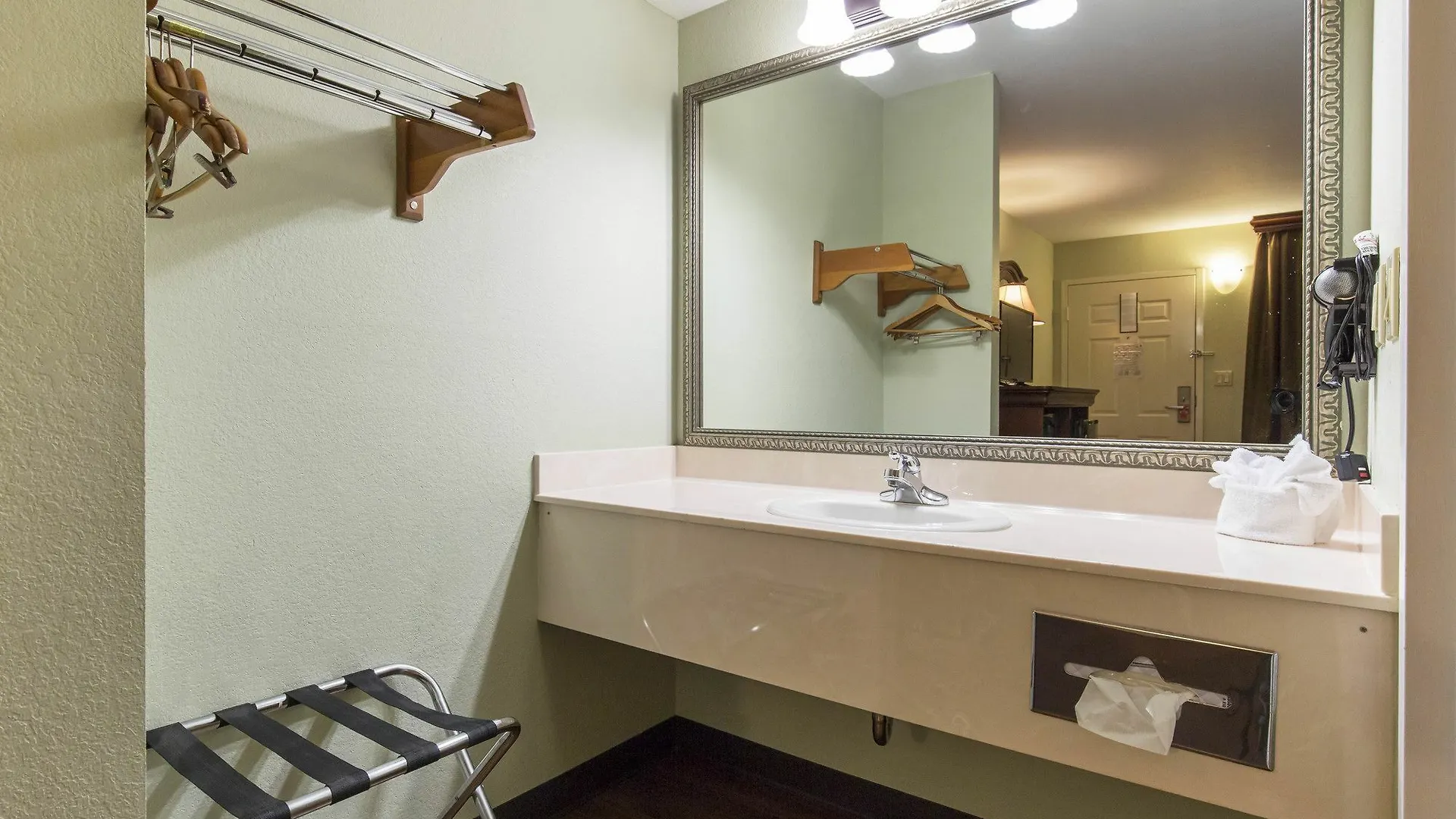 Hotel Baymont By Wyndham Thousand Hills 2*