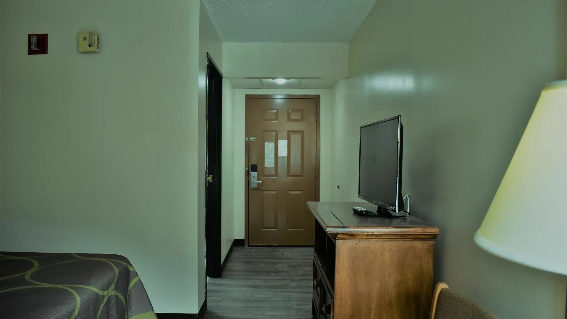Super 8 By Wyndham By Andy Williams Theatre Hotel