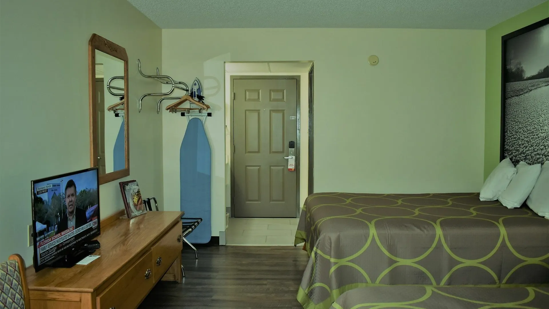Super 8 By Wyndham By Andy Williams Theatre 2*