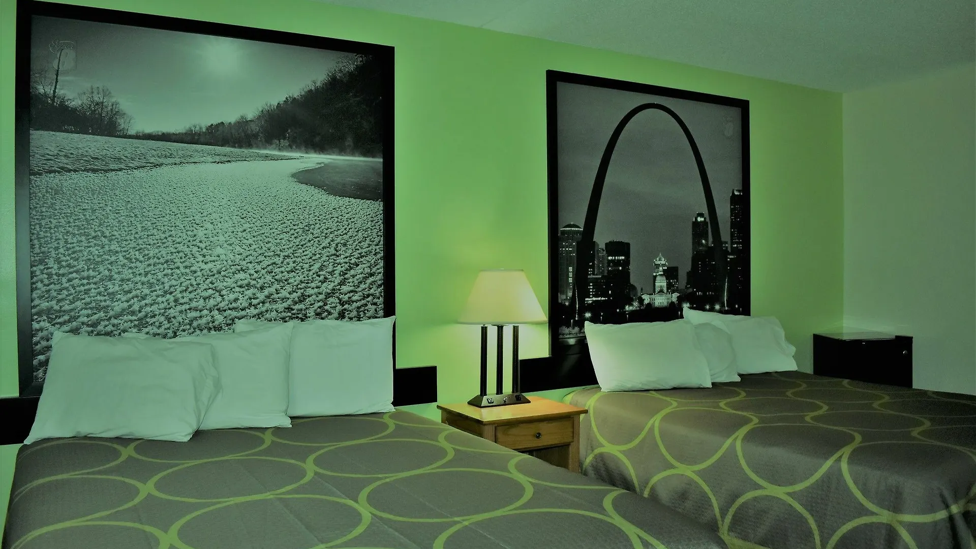 Super 8 By Wyndham By Andy Williams Theatre Hotel