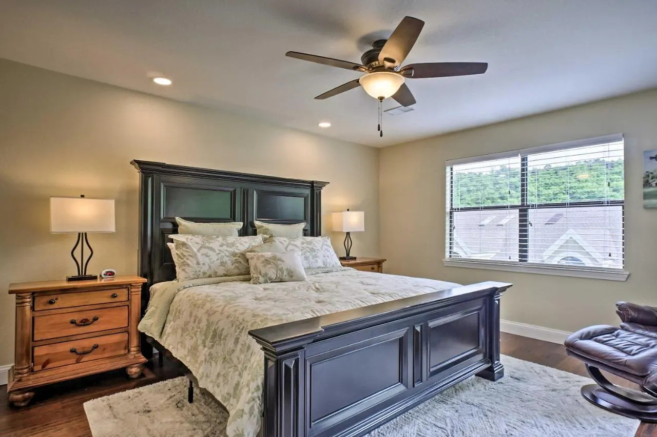 With Pool Access, Walk To Fishing Appartement Branson