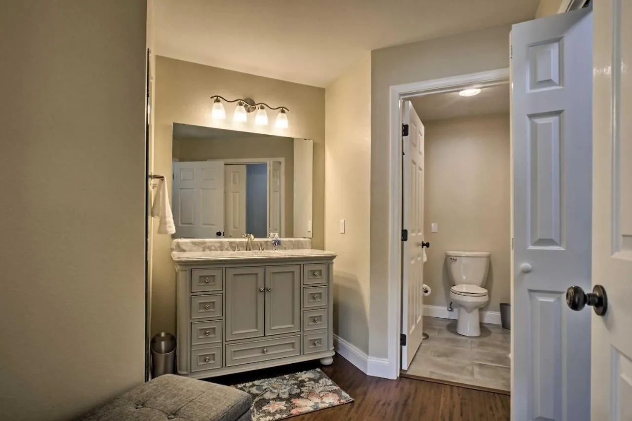 With Pool Access, Walk To Fishing Appartement