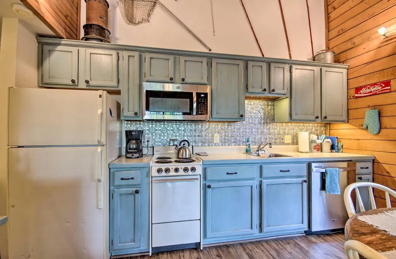 Charming Getaway With Fireplace And Porch
