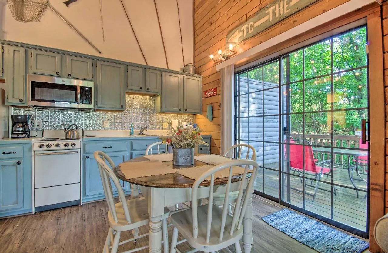 Charming Getaway With Fireplace And Porch Branson