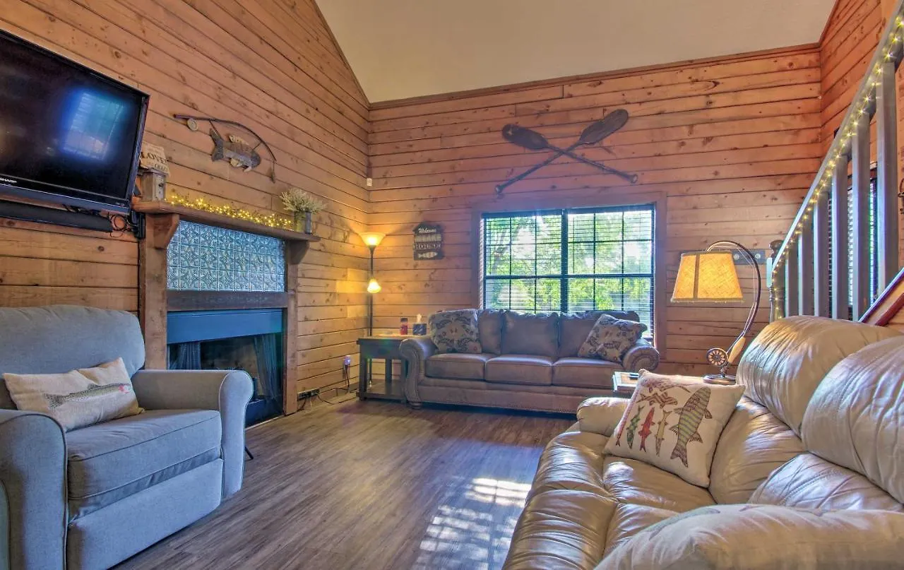 Charming Getaway With Fireplace And Porch Semesterbostad *