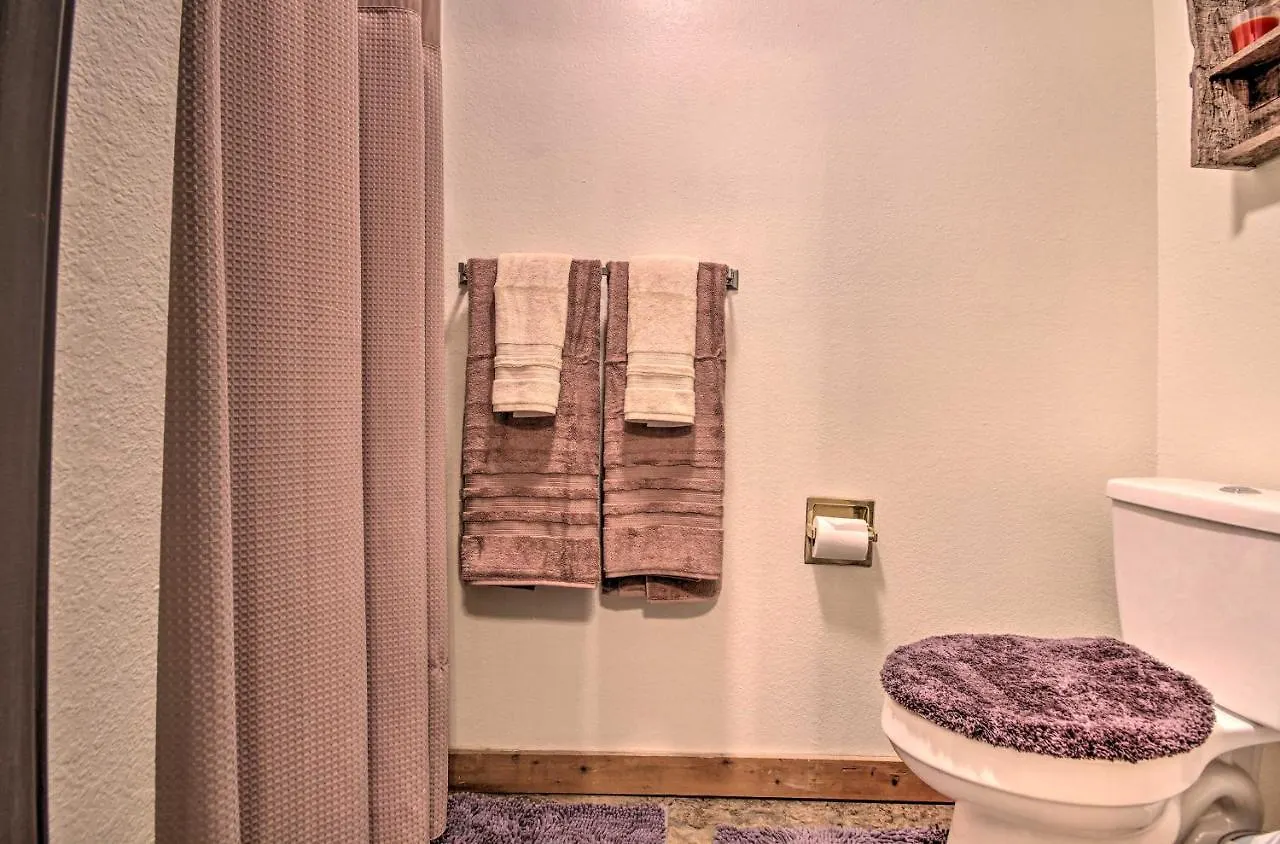 Semesterbostad Charming Getaway With Fireplace And Porch Branson