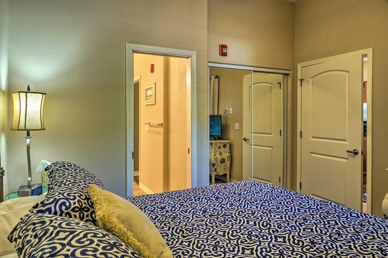 With Table Rock Lake Views, Near Strip דירה *