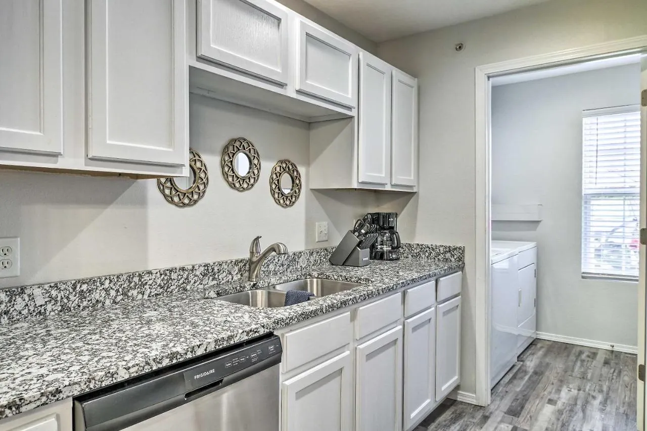 Centrally Located Brandon With Pool Access Appartement