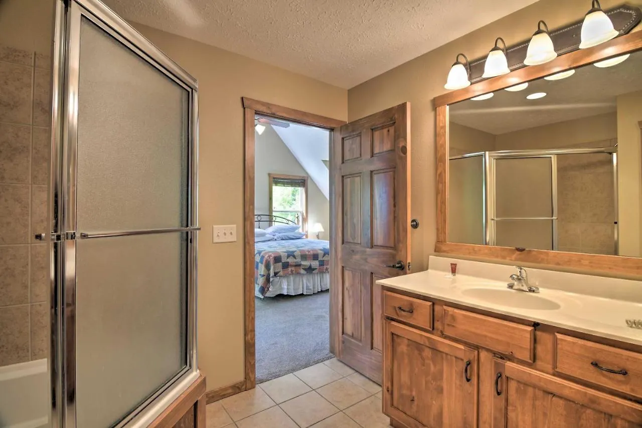 Casa vacanze Refined Near Silver Dollar City! *