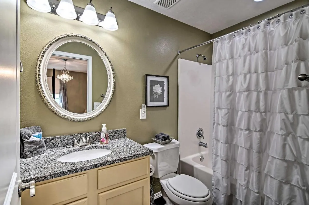 Grandmas Attic Centrally Located Vintage Condo! Apartamento