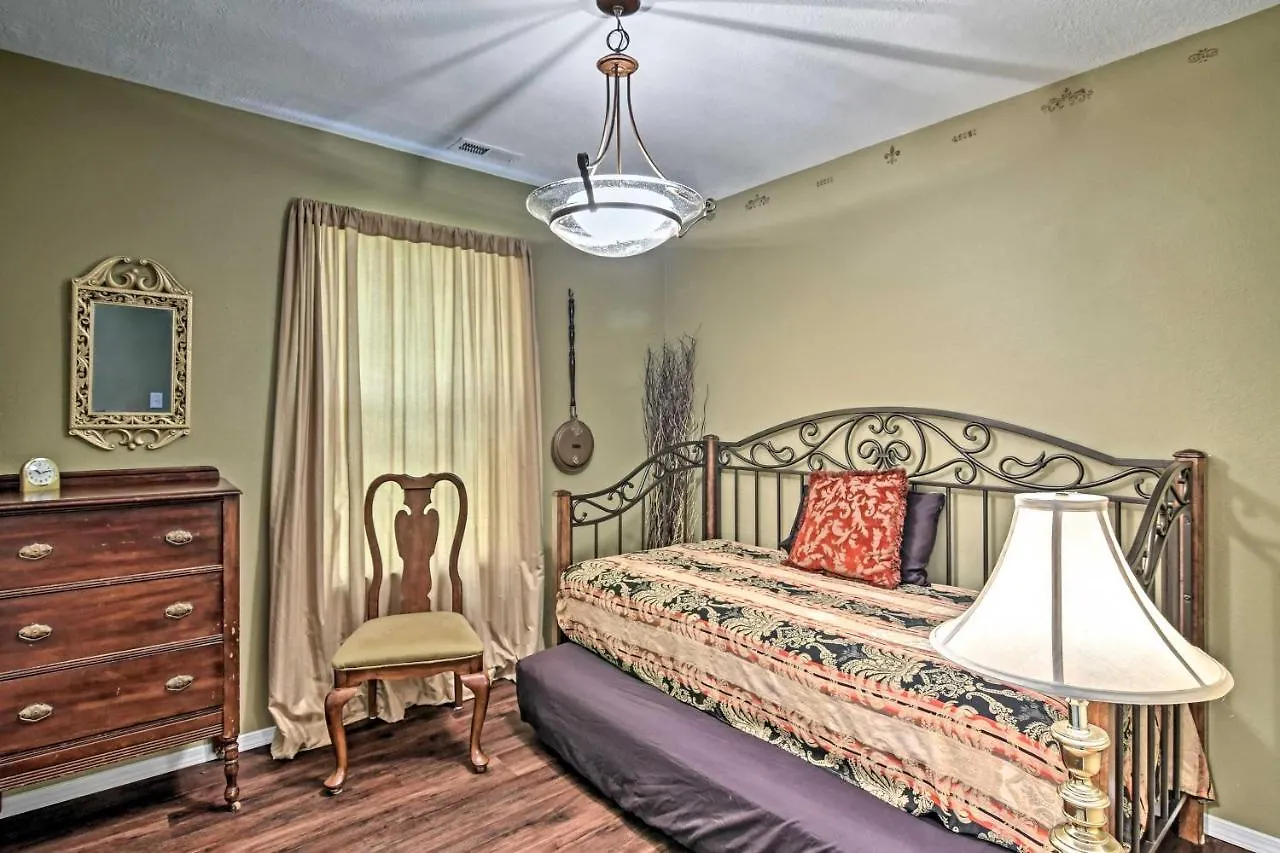 Apartamento Grandmas Attic Centrally Located Vintage Condo!