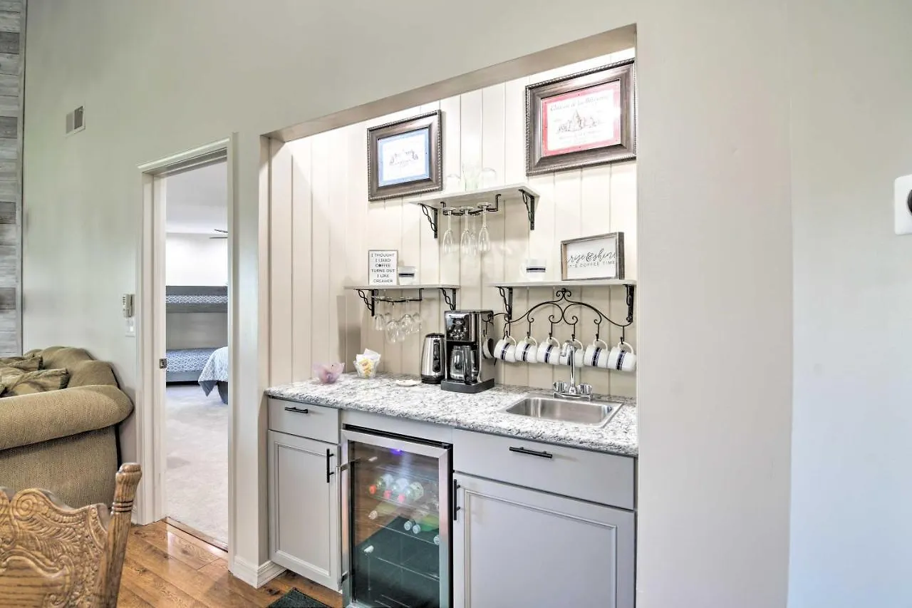 Spacious 3 Mi To Table Rock Lake! Appartamento
