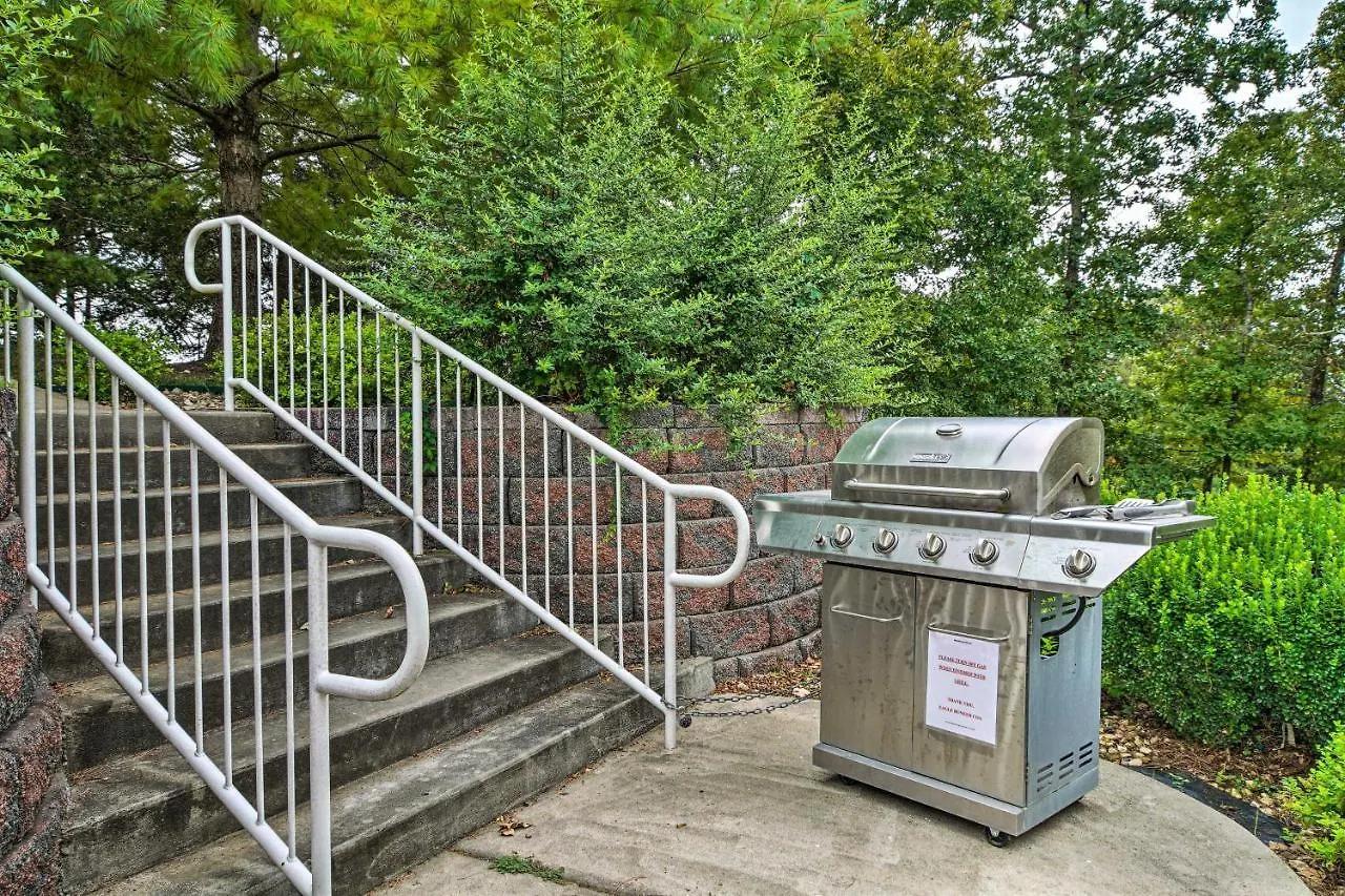Inviting With Outdoor Dining Area Apartamento