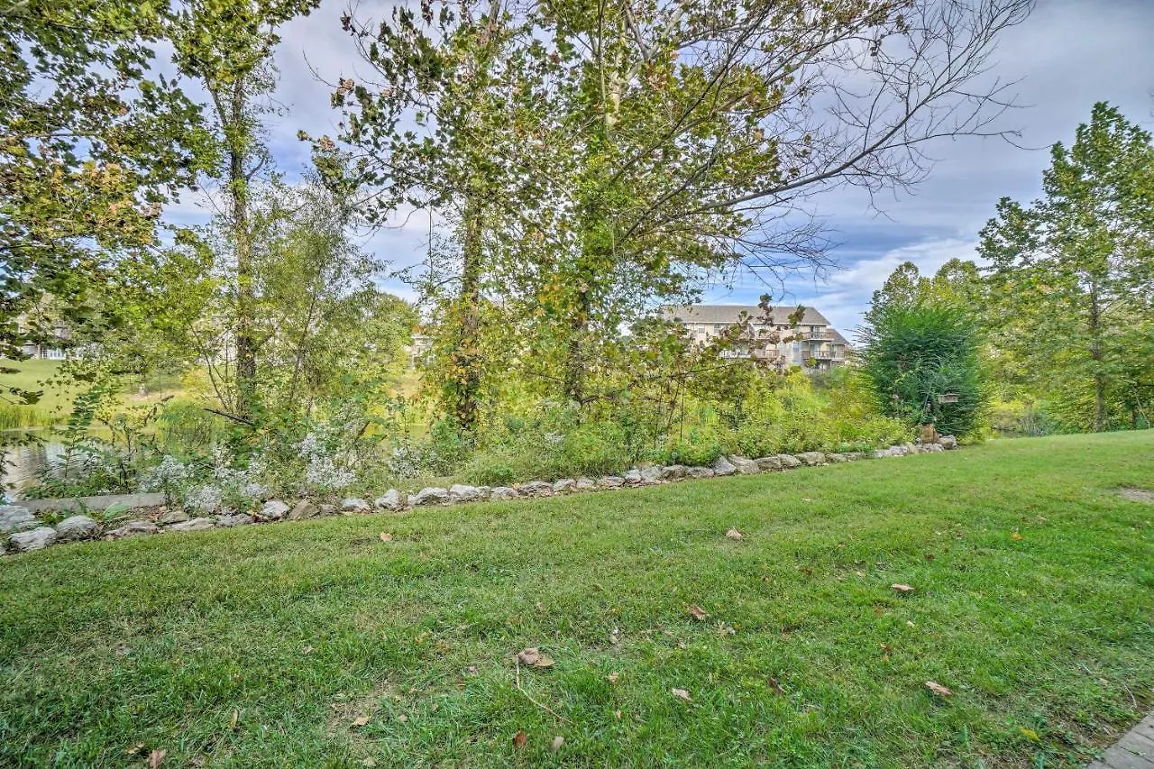 Sun-soaked Taneycomo With Furnished Patio *