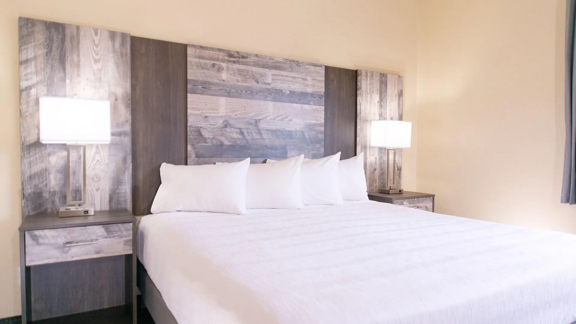 The Stone Castle & Conference Center Otel