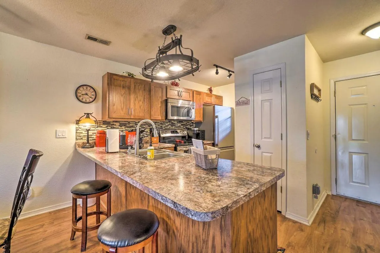 Sun-soaked Taneycomo With Furnished Patio *