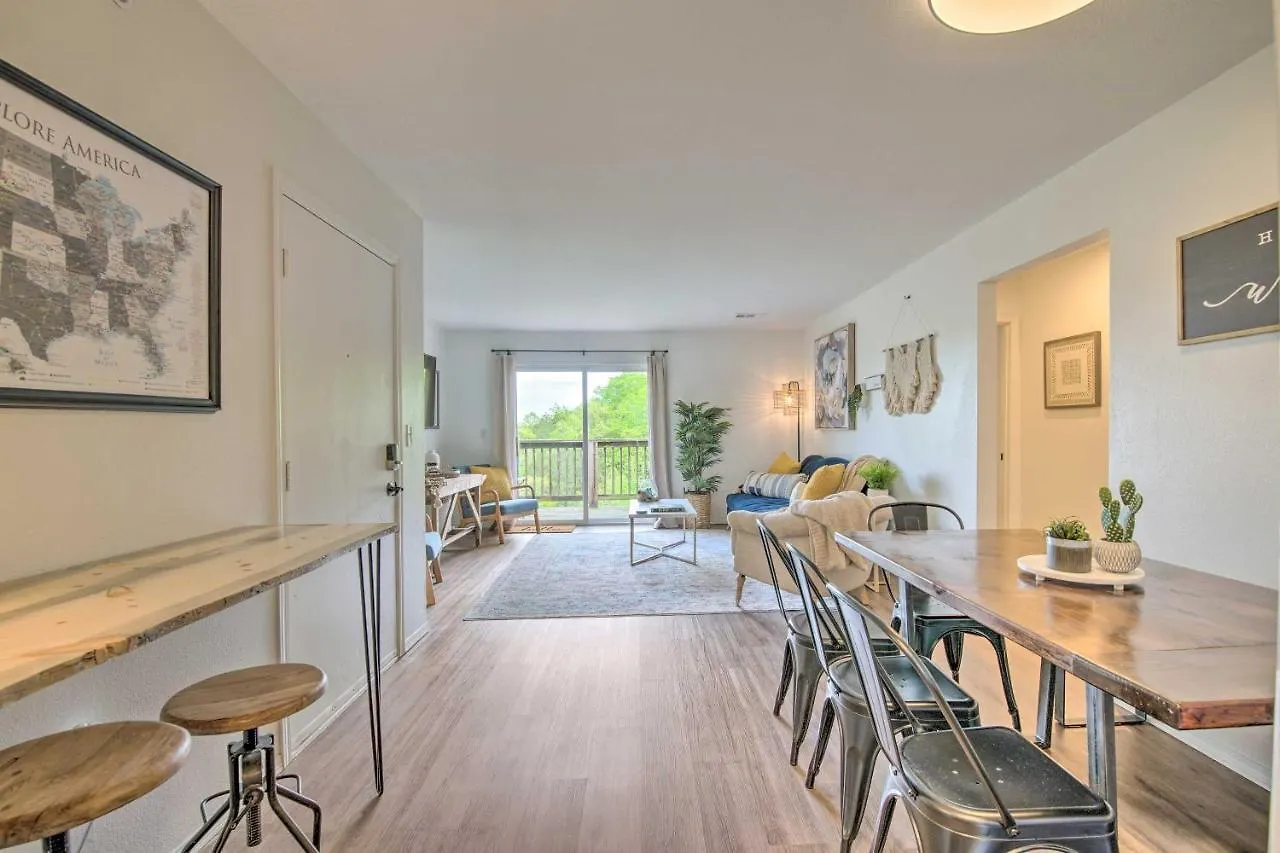 Cozy Retreat With Balcony, 2 Mi To 76 Strip *