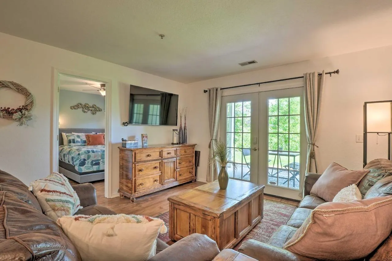Sun-soaked Taneycomo With Furnished Patio Branson