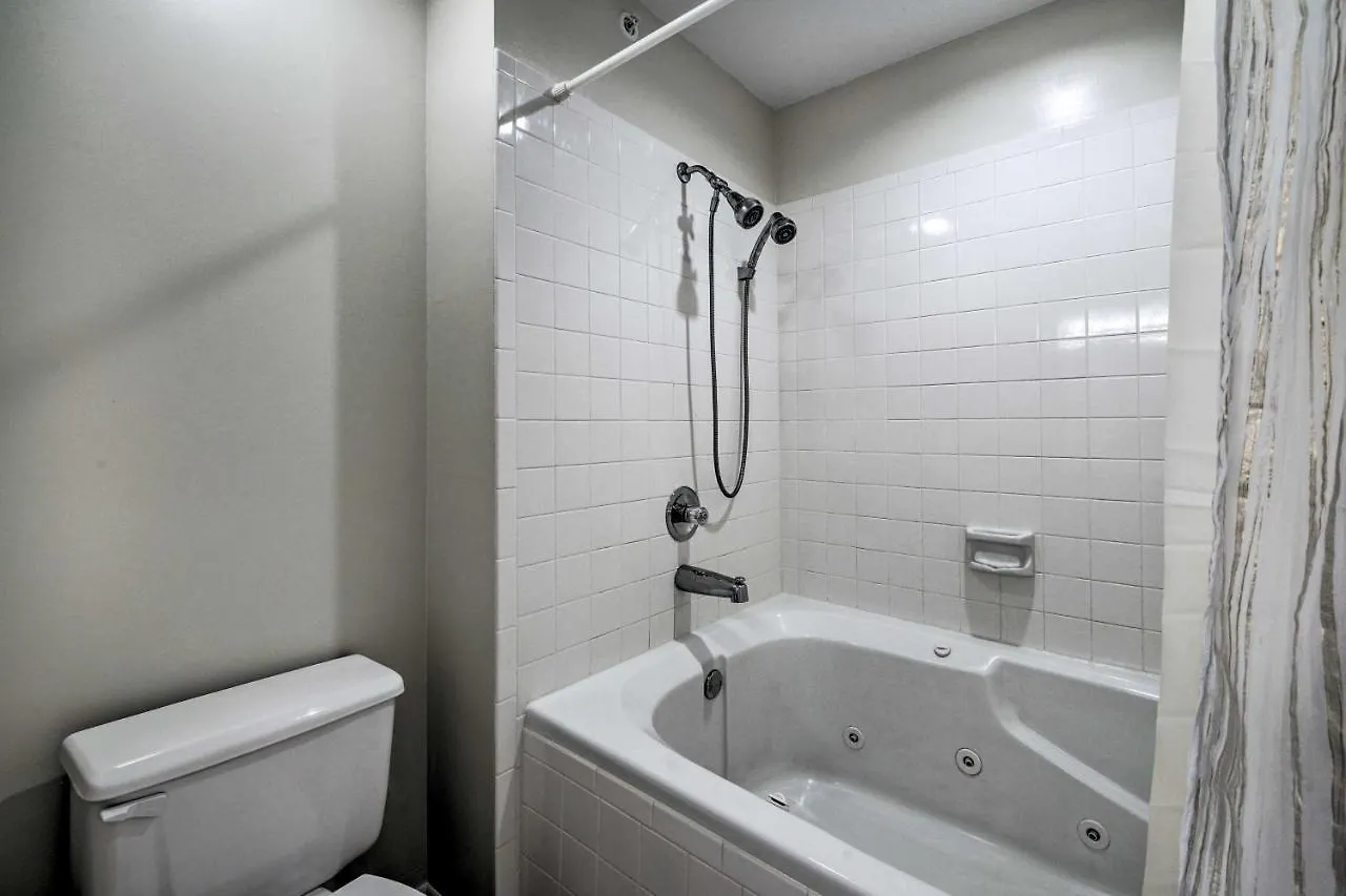 Hills With Balcony And Pool Access Branson
