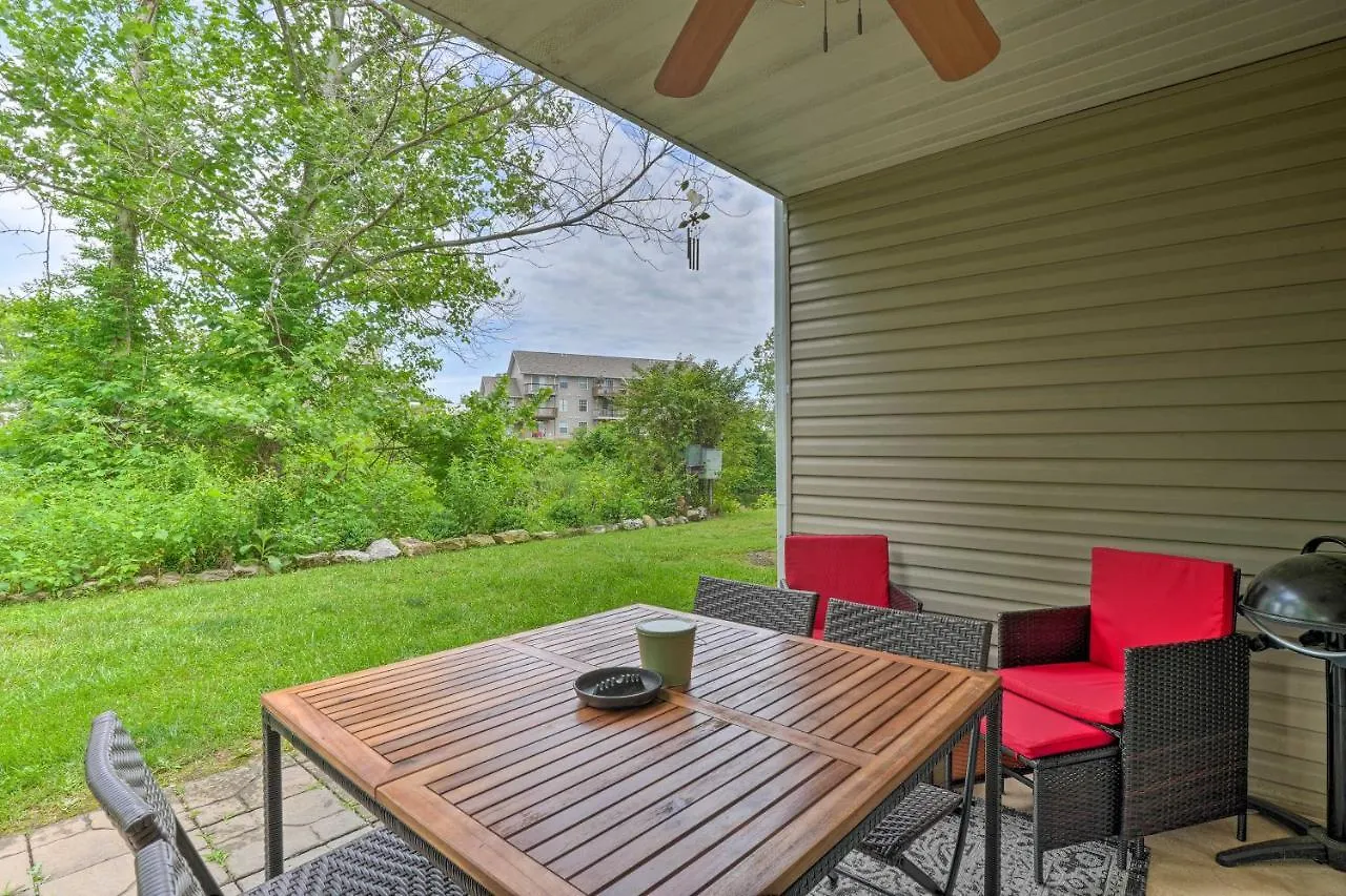 Sun-soaked Taneycomo With Furnished Patio *