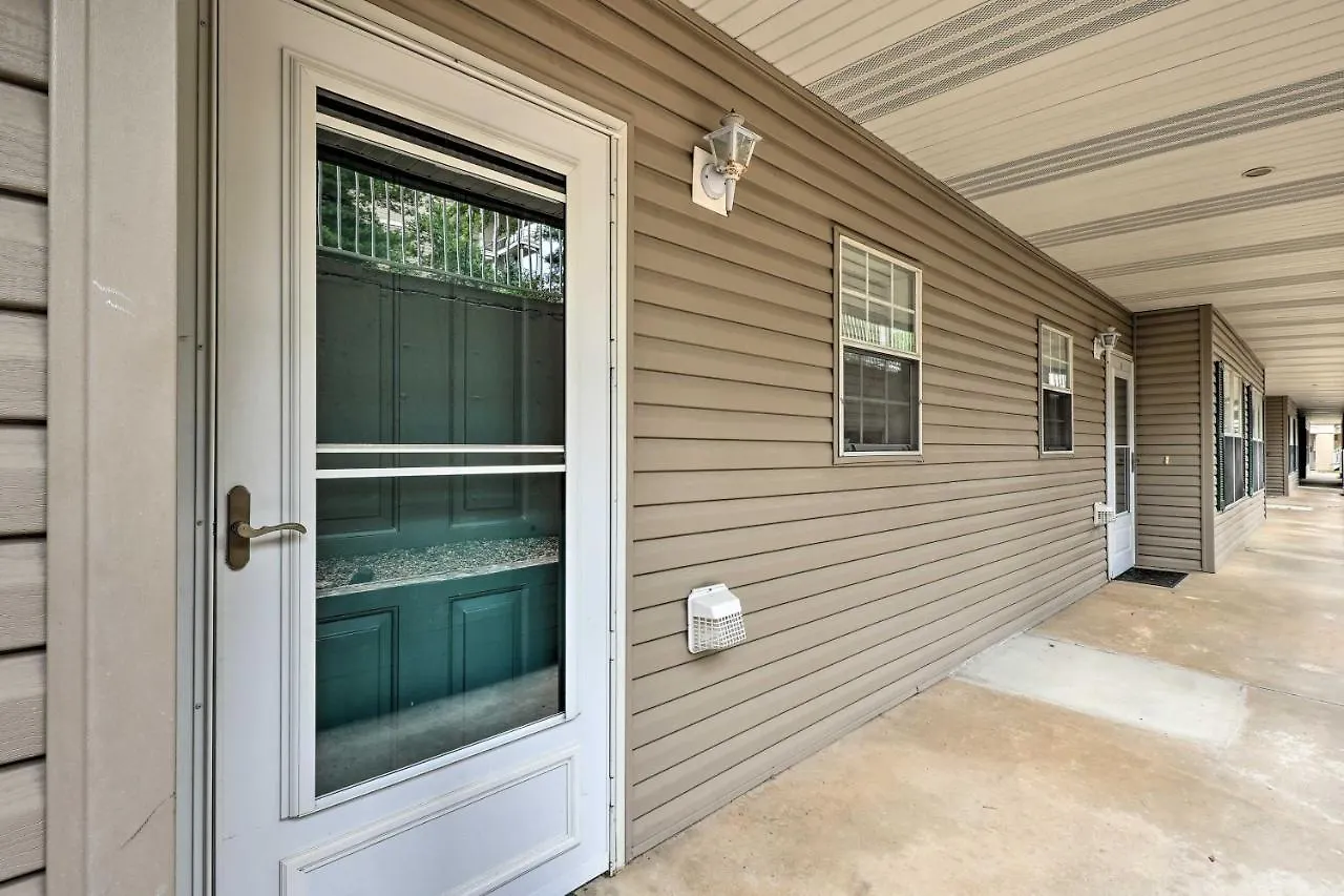 Sun-soaked Taneycomo With Furnished Patio