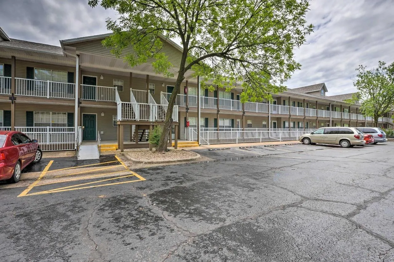 Sun-soaked Taneycomo With Furnished Patio *