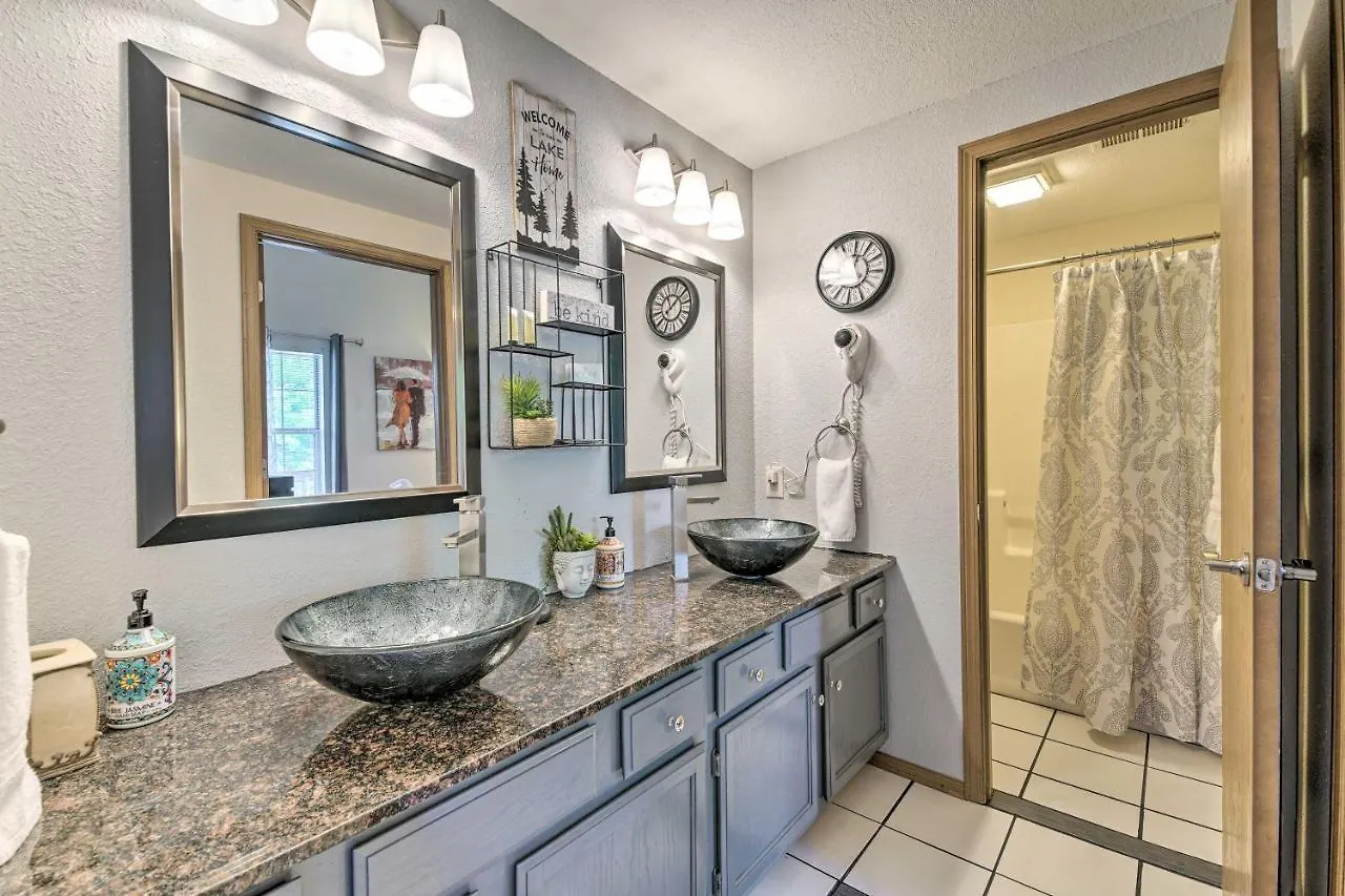 Cozy And Convenient With Balcony! *