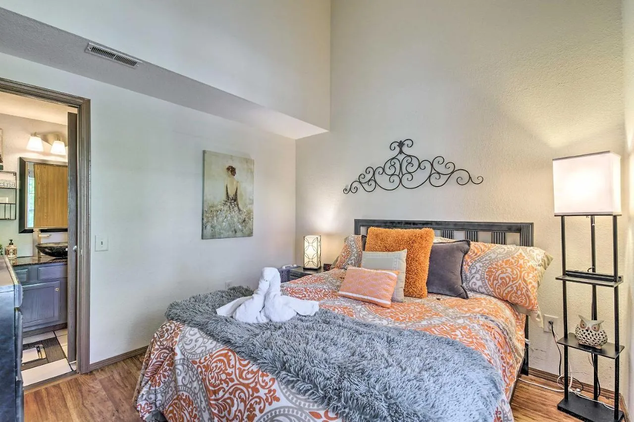 Cozy And Convenient With Balcony! شقة