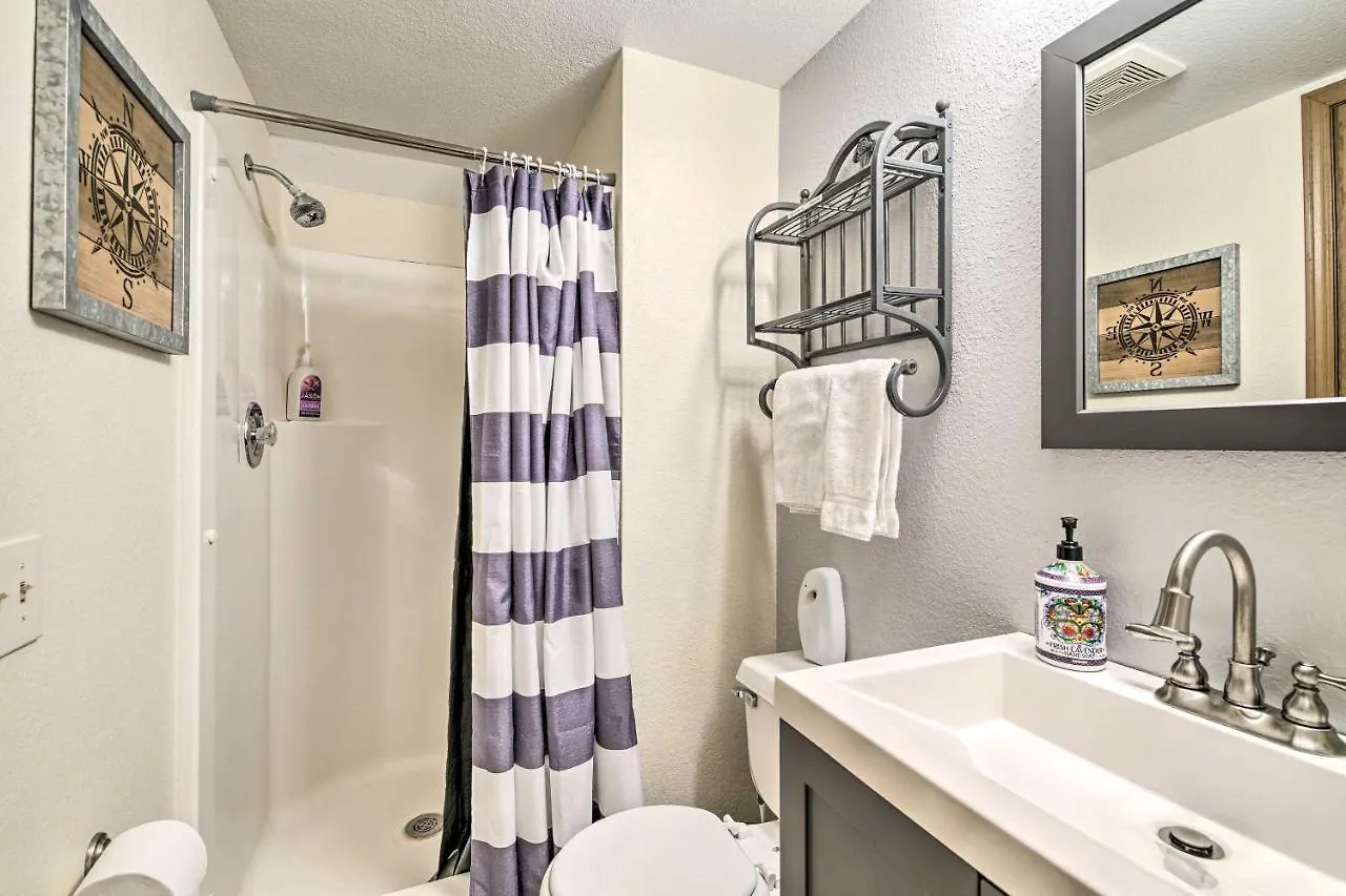 Cozy And Convenient With Balcony! *