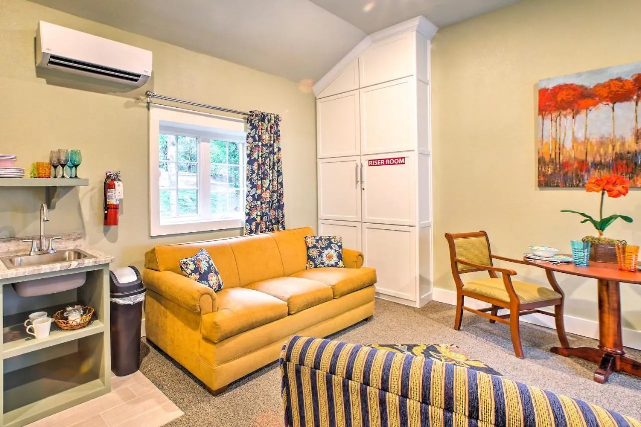 Welcoming Downtown With Pool Access! *