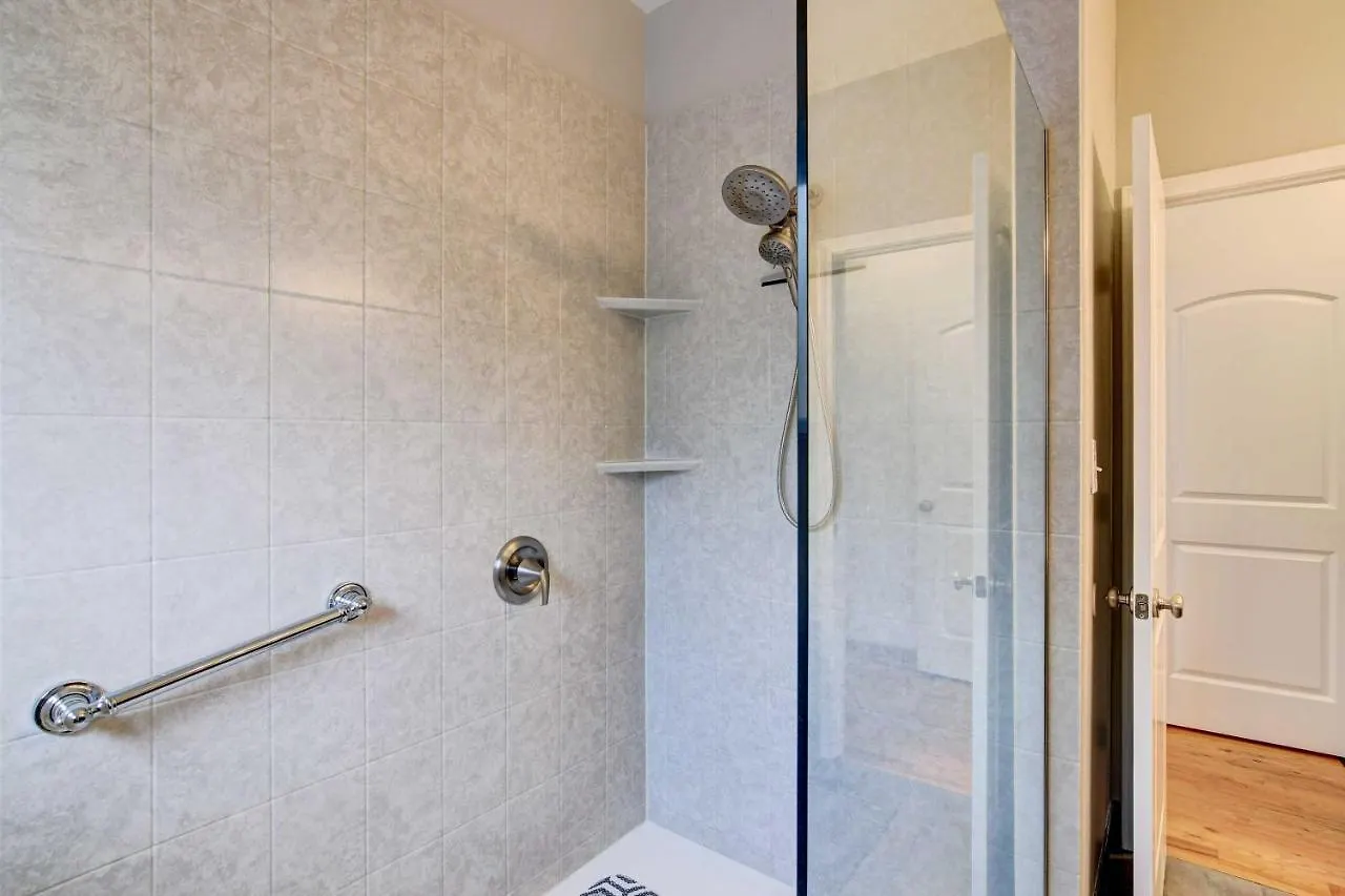 Secluded Escape With Pool And Game Room! Vakantiehuis *