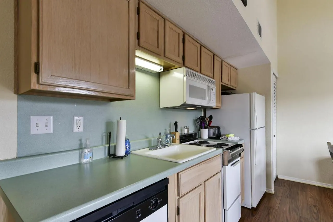 Waterway - Balcony View Of Taneycomo -- Blocks To Marina And Boat Rentals!! Apartment *