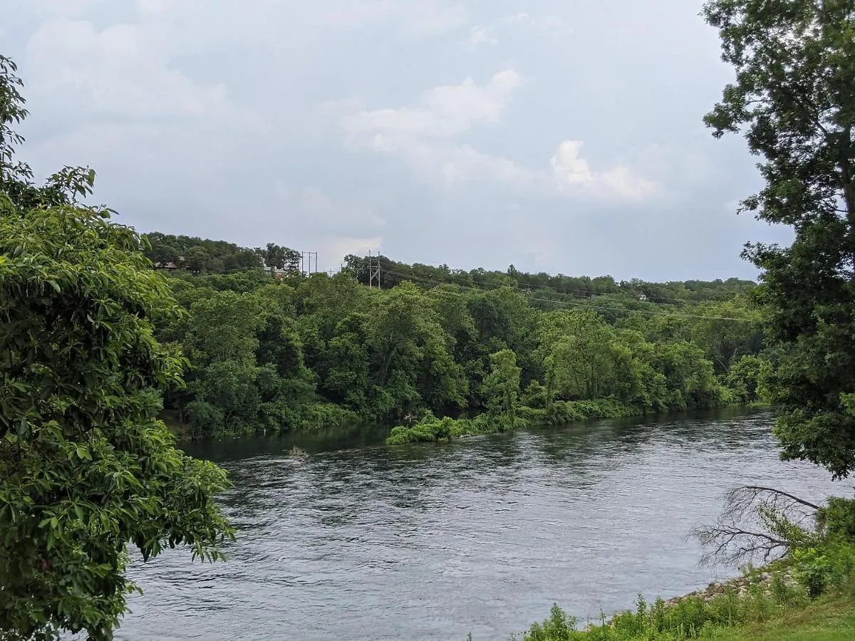 Waterway - Balcony View Of Taneycomo -- Blocks To Marina And Boat Rentals!!