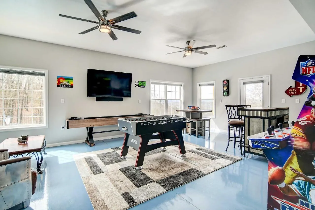 Secluded Escape With Pool And Game Room! Vakantiehuis