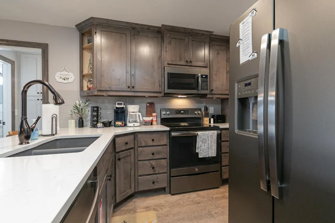Holiday home 3br Updated - Family Games - Enclosed Patio - Free Tickets Included - Ch3-2 *